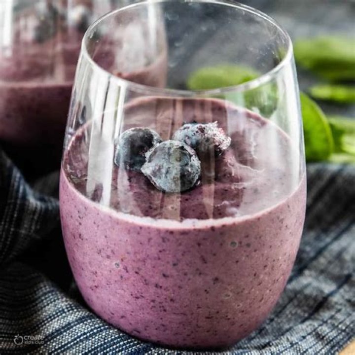 What does adding spinach to a smoothie do?