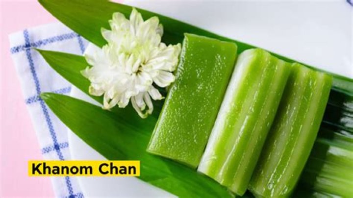 What does Khanom chan taste like?