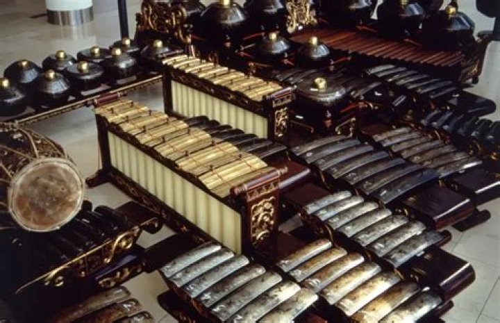 What instruments are in gamelan?