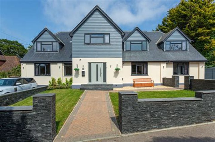 What is a detached house style?