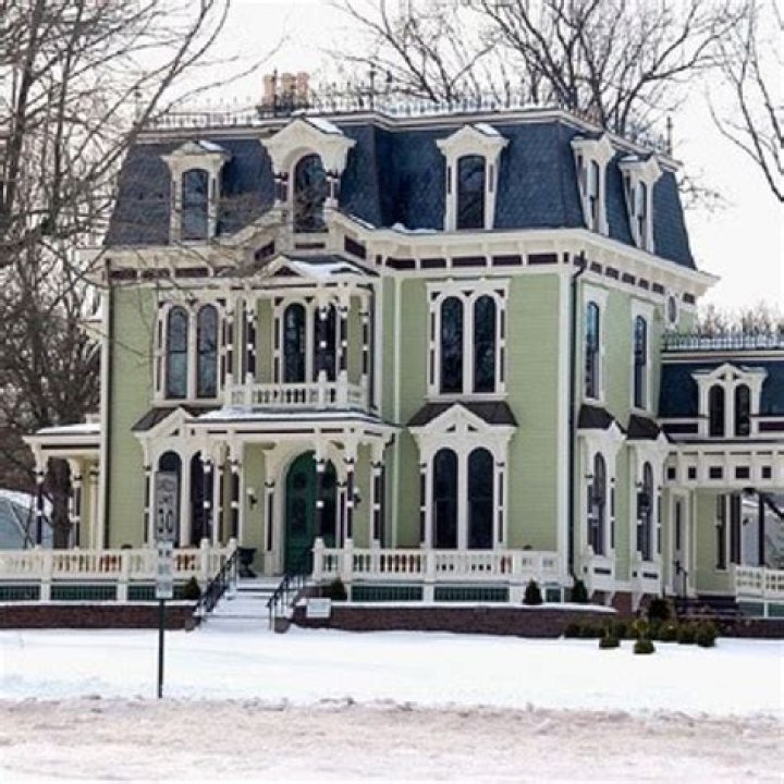 What is a Second Empire Victorian house?