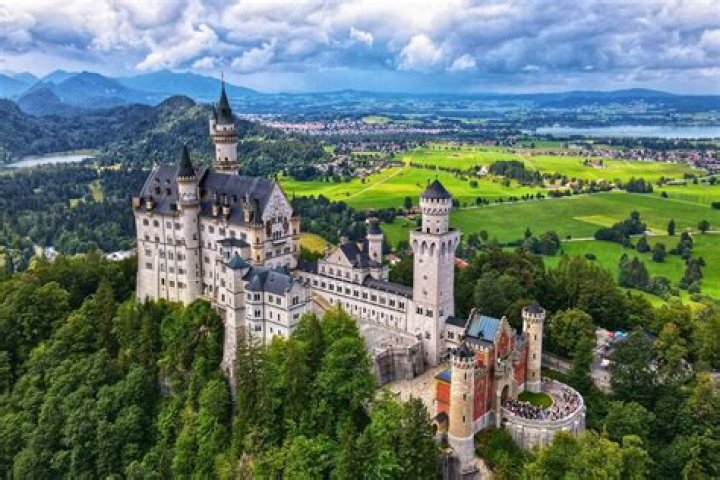 What is Schloss Neuschwanstein famous for?