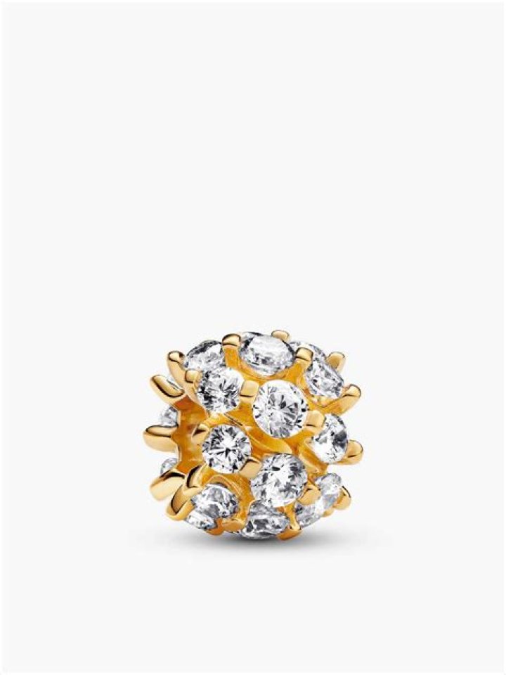 What is the difference between a clip and a spacer on a Pandora bracelet?