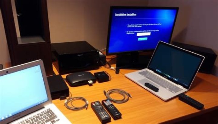 What is the difference between OpenELEC and OSMC?