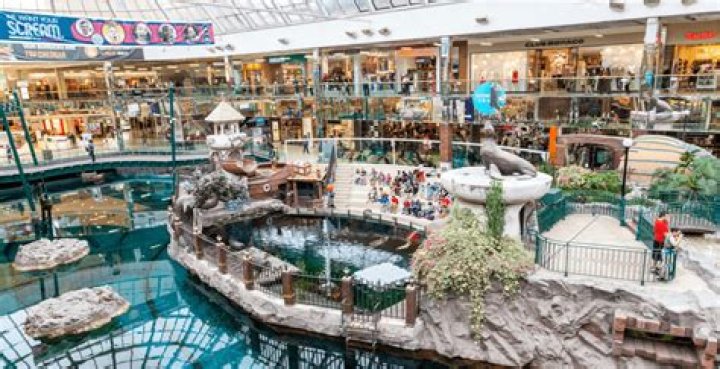 What is the largest mall in Vancouver?