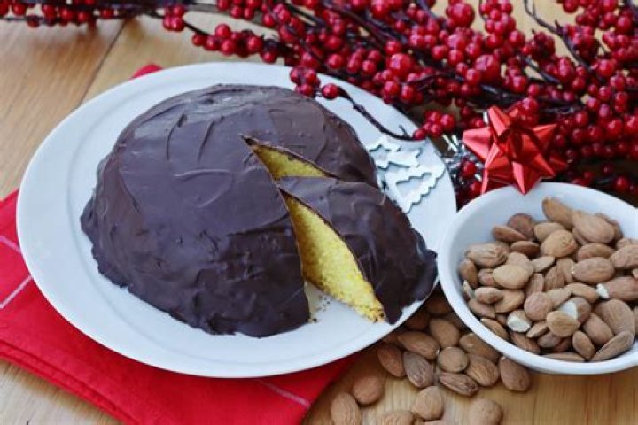 What is the name of the traditional Italian Christmas cake?