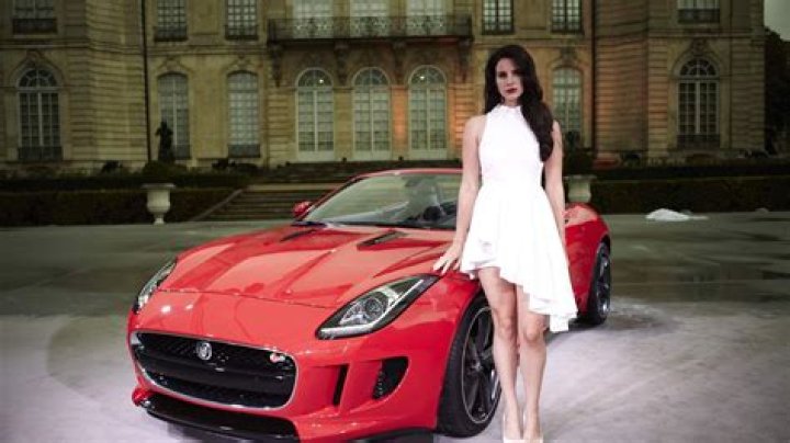 What kind of car does Lana Del Rey Drive?