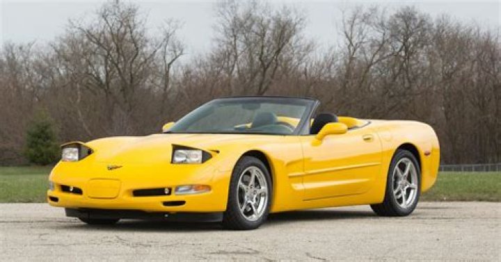 What kind of engine does a 1996 Chevy Corvettes have?