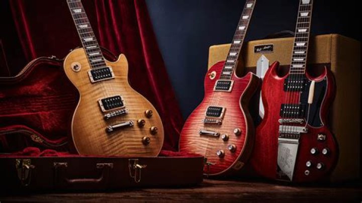 What Les Paul guitar was made of mahogany and only had one pickup?