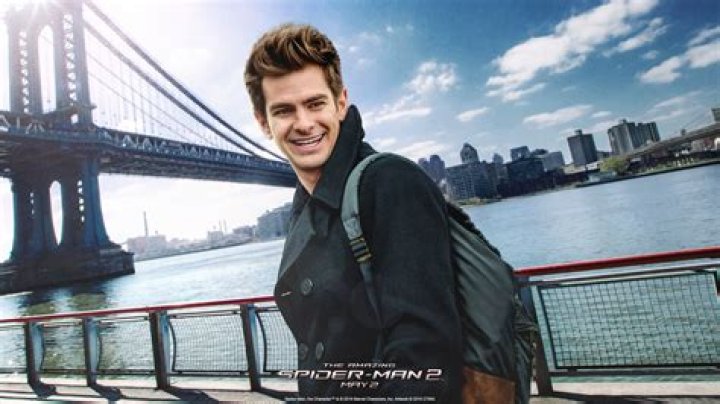 What phone does Peter Parker use in The Amazing Spider-Man 2?