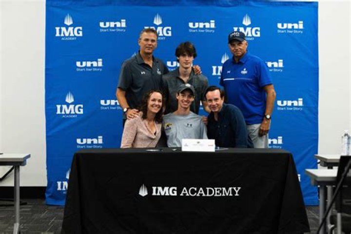 What professional athletes graduated from IMG Academy?