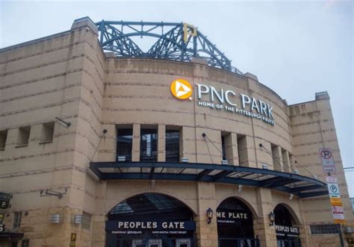 What radio stations carry the Pittsburgh Pirates?