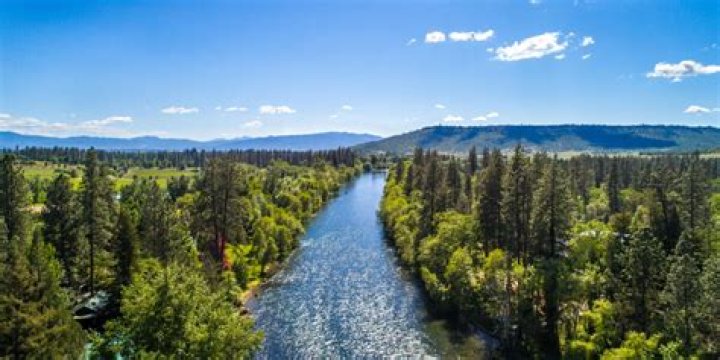What river goes through Medford Oregon?