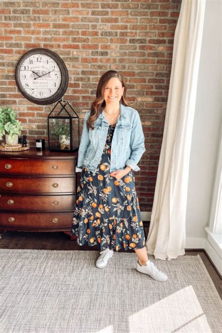 What should I wear over 40 casual in summer?
