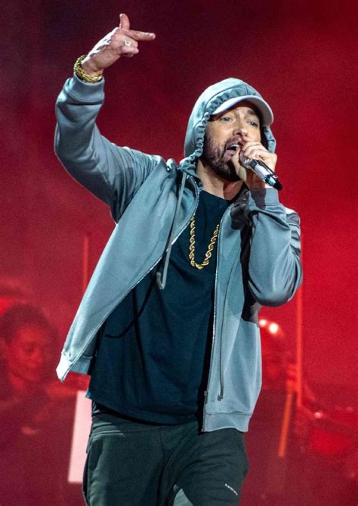 What song did Eminem perform on SNL 2013?