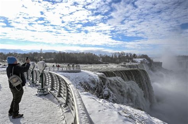 What time does the Niagara Falls border close?