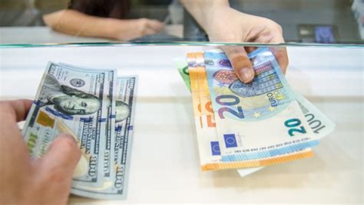Where can I exchange currency in Taiwan?