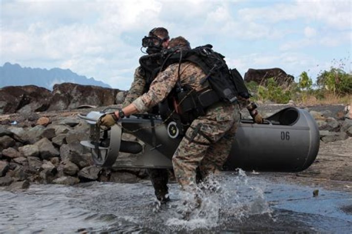 Where do Marines train for Recon?