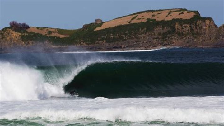 Where is Mundaka surf spot?