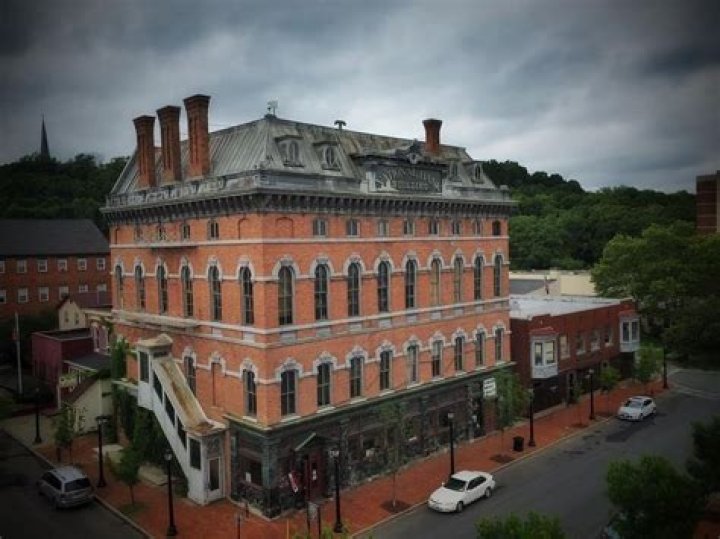 Where is the Cohoes visitor center located?