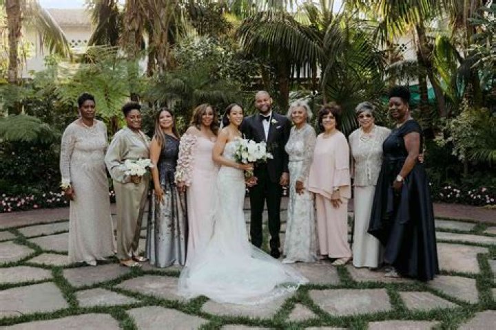 Who is usually in wedding photos?