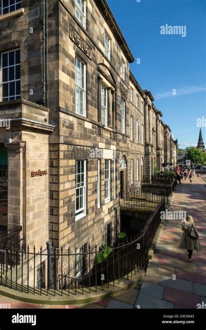 Who lives in Charlotte Square Edinburgh?